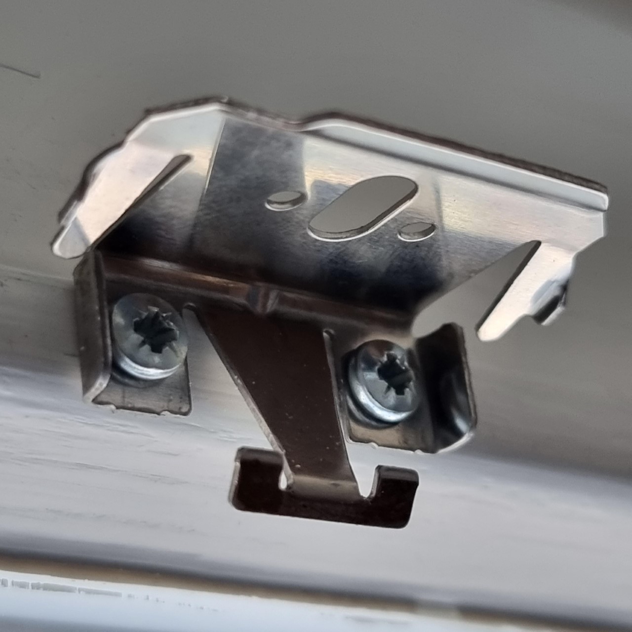 AO10-voldikkardina universaalne metallist kinnitusklamber